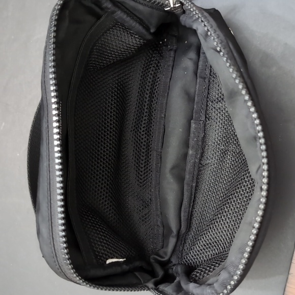 Lululemon Athletica Everywhere Woman's Belt Bag, Black. - Picture 7 of 11